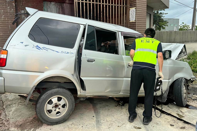 新丰乡后湖村发生休旅车自撞车祸现场。（新竹县消防局提供／罗浚滨新竹传真）