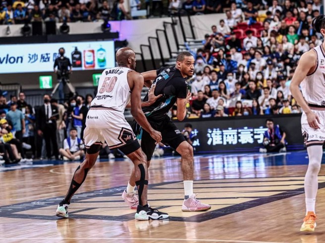 強森(右)今天拿下全隊最高27分。(台北富邦勇士提供)