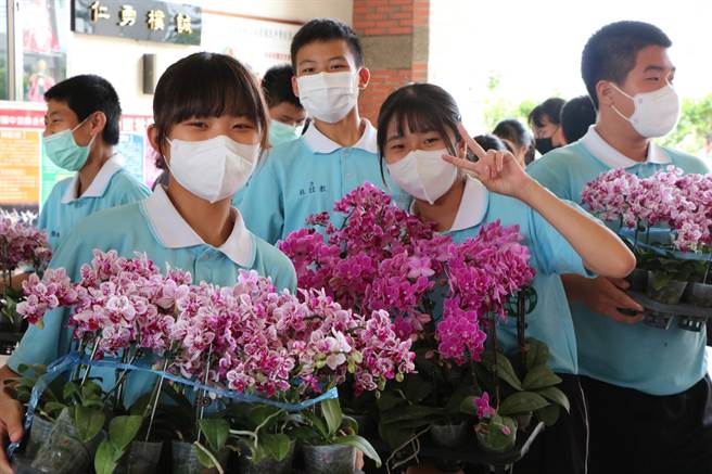 毕业典礼前夕，屏东南荣国中全校师生1500人都收到2盆兰花大礼，全都是由毕业生家长苏将兴、苏志文与刘光承所赠送。（南荣国中提供／谢佳潾屏东传真）