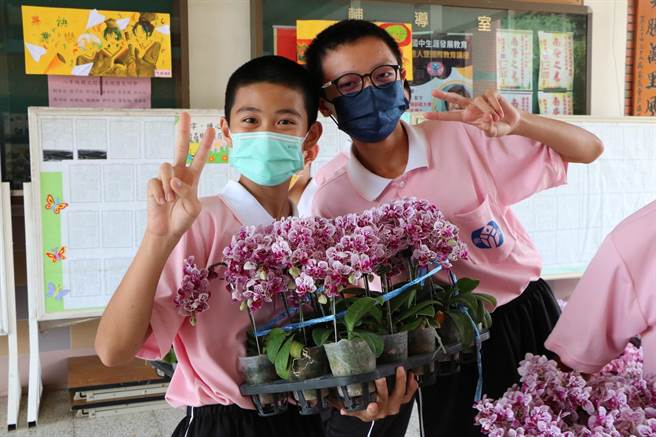 毕业典礼前夕，屏东南荣国中全校师生1500人都收到2盆兰花大礼，全都是由毕业生家长苏将兴、苏志文与刘光承所赠送。（南荣国中提供／谢佳潾屏东传真）