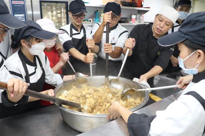 有「黎明阿基师」封号的中餐老师卓政弘带领黎明技术学院餐饮管理系师生，在端午前夕合力包2000颗肉粽分送给泰山地区的弱势家庭。（社会局提供）