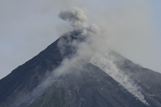 菲律賓馬永火山可能爆發 官員推安全觀賞點惹議