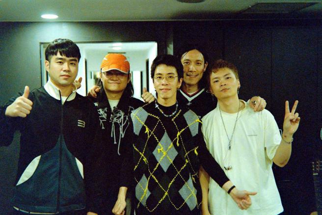 刚加入落日飞车时，黄浩庭（右一）给自己不小的压力。（图／翻摄自落日飞车脸书）