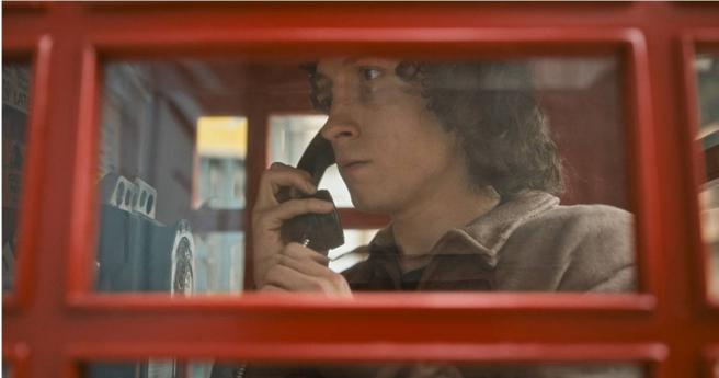 影集《拥挤的房间》改编自着名小说《24个比利》，汤姆荷兰德饰演被卷入枪击案、拥有多重人格的罪犯。（图／Apple TV+提供）