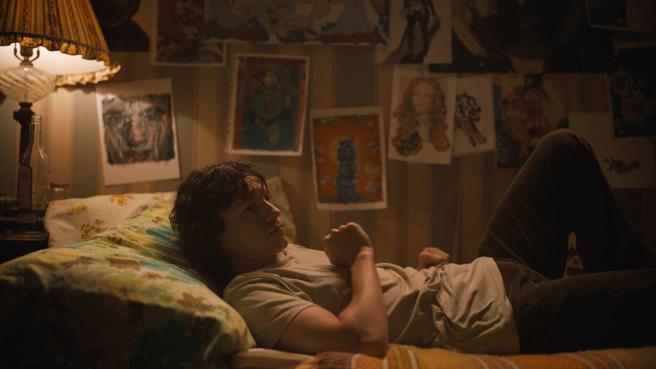 「小蜘蛛」汤姆荷兰德在《拥挤的房间》在剧中挑战复杂、强烈、极度压抑且古怪的高难度角色。（图／Apple TV+提供）