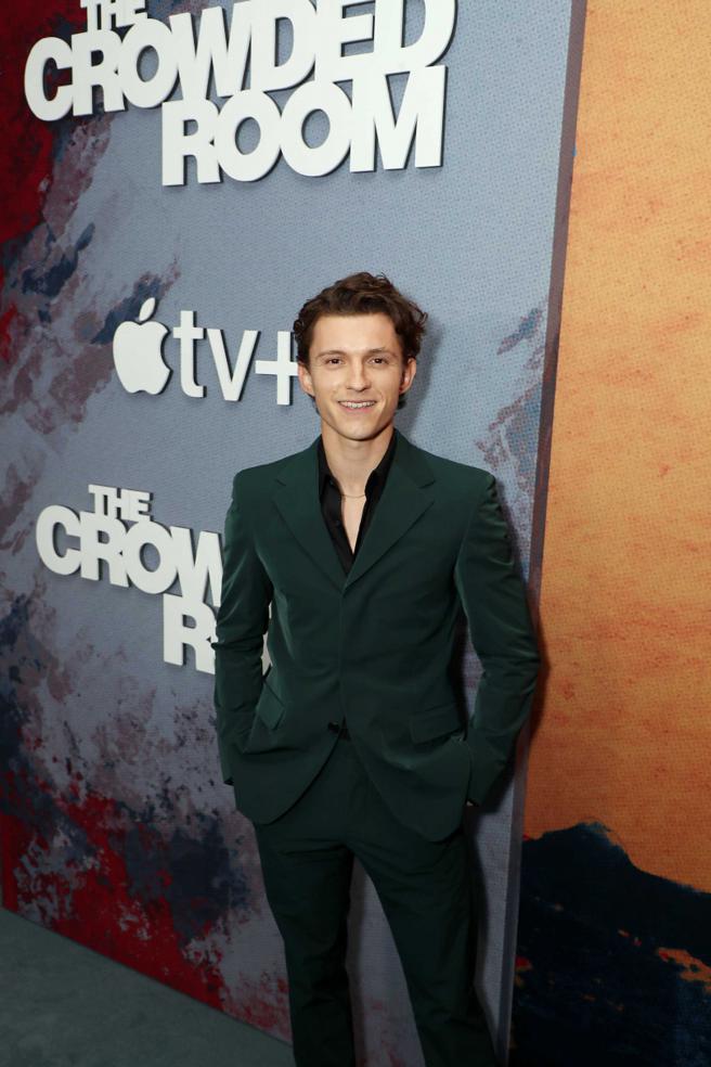 汤姆荷兰德身兼《拥挤的房间》主演跟监制，影集上檔前就因角色过于沈重，宣布暂时息影。（图／Apple TV+提供）