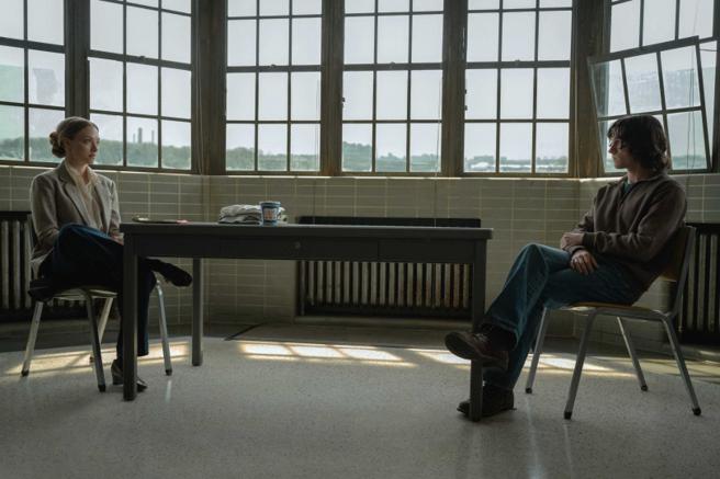 汤姆荷兰德在《拥挤的房间》中，接受心理医生亚曼达塞佛瑞的诊断，发现多重人格的心理障碍。（图／Apple TV+提供）