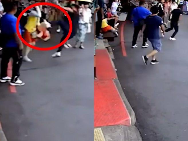 女導遊疑似對一輛紅色馬自達規勸不該駛進老街，還用口哨提醒其他遊客小心車輛，此舉惹怒駕駛，男駕駛突然從遠處下車後，朝導遊飛奔並出腳踢人。（翻攝自臉書「爆料公社」）