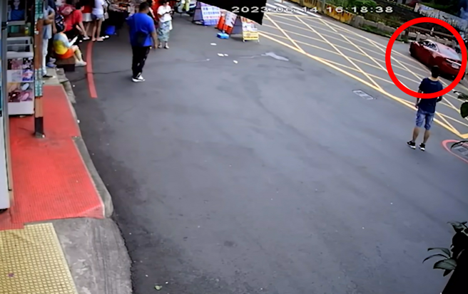 女導遊疑似對一輛紅色馬自達規勸不該駛進老街，還用口哨提醒其他遊客小心車輛，此舉惹怒駕駛，男駕駛突然從遠處下車後，朝導遊飛奔並出腳踢人。（翻攝自臉書「爆料公社」）