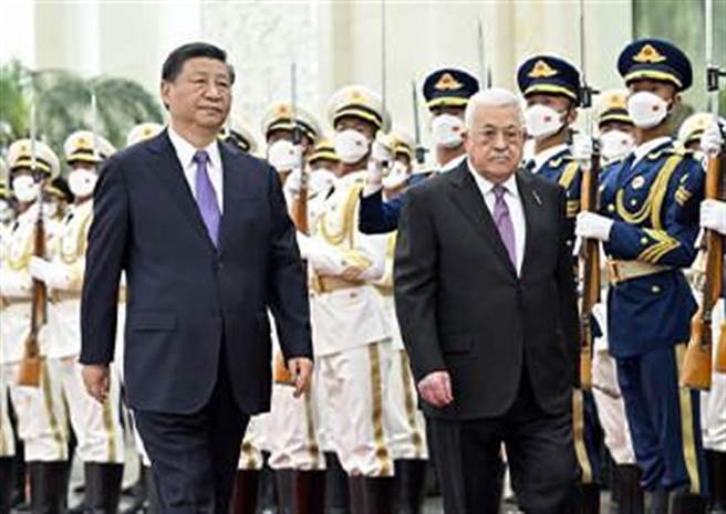 名家观点》丁隆：为什么大陆在中东越来越受欢迎。图为应习近平邀请，巴勒斯坦总统阿巴斯国是访问大陆。（大陆央视）