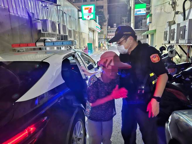 楠梓警方帮助迷路的黄姓妇人回家。（翻摄照片／林瑞益高雄传真）