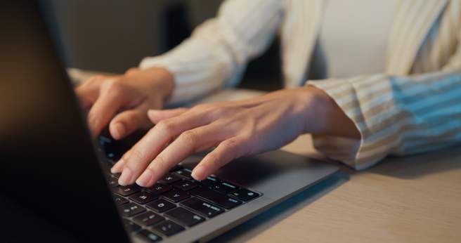 一位女子因为连假得顾小孩无法加班，却因此被同事讨厌。（示意图／达志影像）