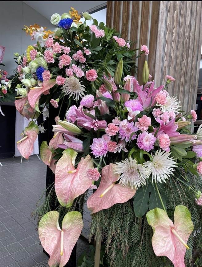 35岁吴姓殡葬业员工竟到他人灵堂偷摘花。（高市三民二分局提供／杨舒婷高雄传真）