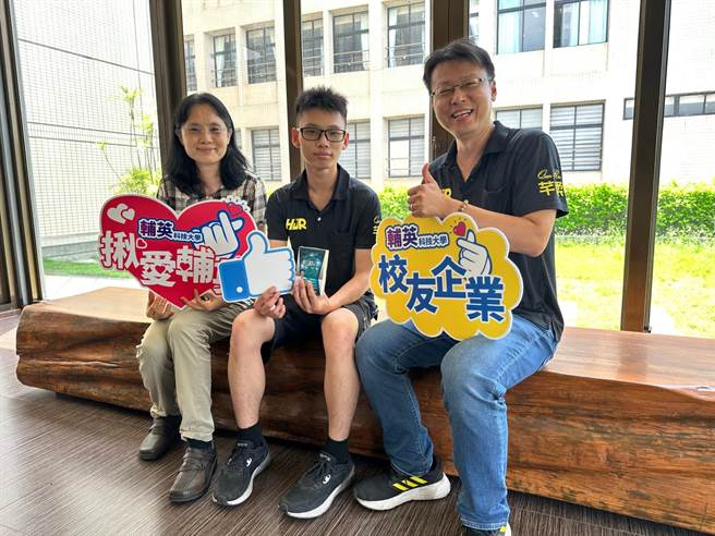 建荣生技公司创办人黄建荣与其子及化材系王丽芬主任合影。（翻摄照片／高雄洪靖宜传真）