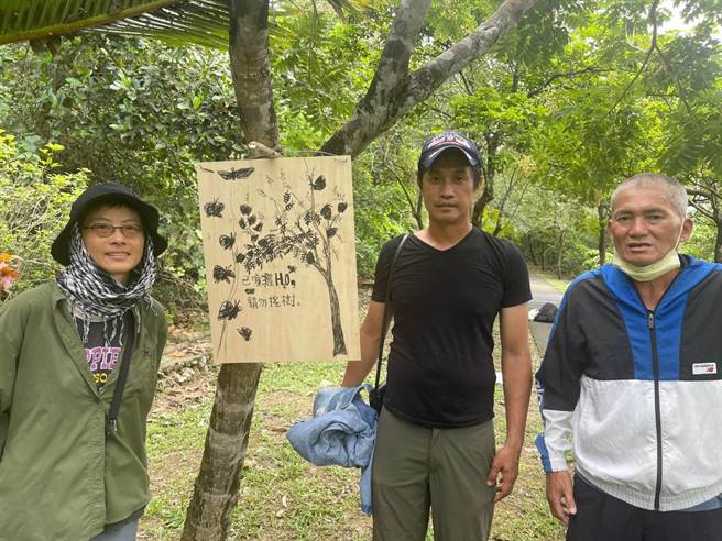 左起：行動藝術家林俐貞、詹家龍導演，大崗山管理員黃海桂。（詹家龍導演提供／林雅惠傳真）