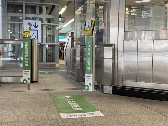 市府交通局及中捷公司已做好人員及設施整備，捷運除設置專屬定期票閘門外，相關指引也已標示。（張亦惠攝）
