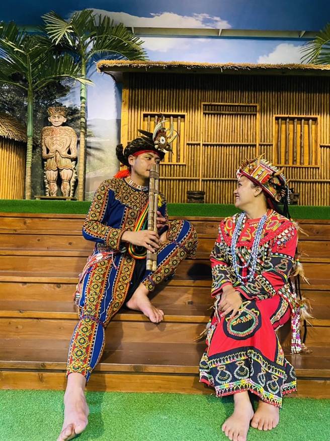 远在台东接受舞蹈歌唱训练的阿嘉接受媒合到南投工作，让他在离家380公里外圆了职涯梦想。(中彰投分署提供)