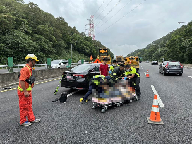 國3關西路段車禍現場，消防人員急救OHCA男子，送醫救回一命。（新竹縣消防局提供／羅浚濱新竹傳真）