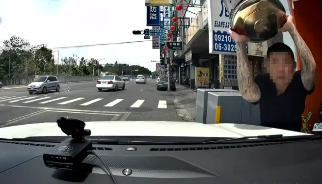 驾驶朝前方违停车按数声喇叭后疑似激怒对方，对方开始在后方猛追，驾驶最后停靠路边，对方竟先后拿金炉、盆栽砸车，挡风玻璃当场碎裂。（翻摄自爆料公社）