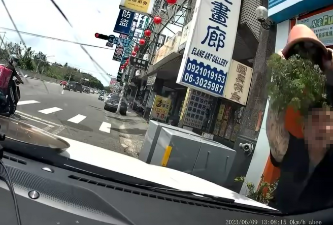 驾驶朝前方违停车按数声喇叭后疑似激怒对方，对方开始在后方猛追，驾驶最后停靠路边，对方竟先后拿金炉、盆栽砸车，挡风玻璃当场碎裂。（翻摄自爆料公社）