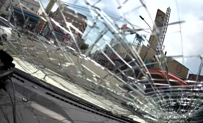 驾驶朝前方违停车按数声喇叭后疑似激怒对方，对方开始在后方猛追，驾驶最后停靠路边，对方竟先后拿金炉、盆栽砸车，挡风玻璃当场碎裂。（翻摄自爆料公社）