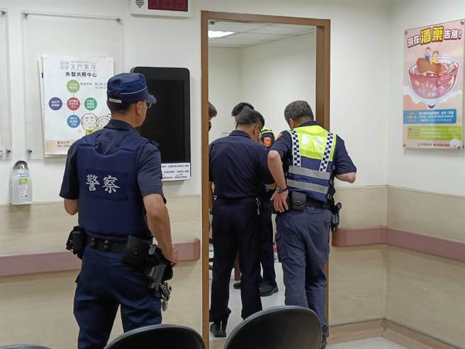 金門1名年近60歲的陳男因不滿看診等候太久，竟暴走怒踹診間大門入內飆罵女醫師後逃逸。(圖／民眾提供)