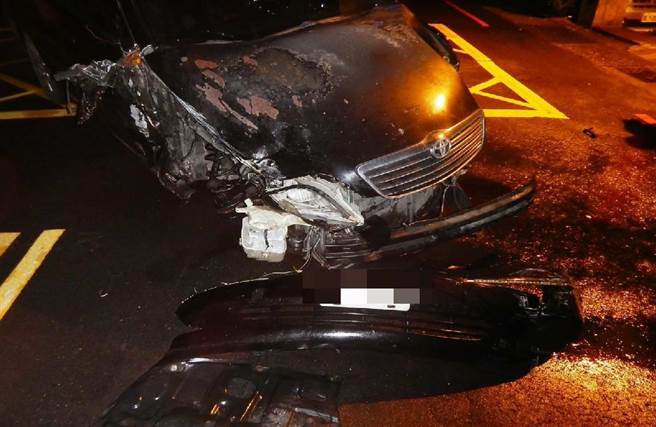 36歲邱姓男子14日晚間行經東勢區新盛街疑因酒駕不慎衝撞民宅車輛，肇逃又撞路停2車，車頭損毀嚴重。（民眾提供／潘虹恩台中傳真）