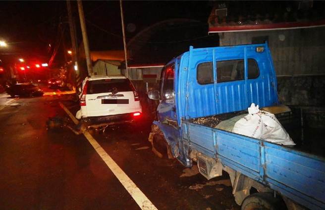 36歲邱姓男子14日晚間行經東勢區新盛街疑因酒駕，不慎衝撞民宅車輛，肇逃又撞路停2車，頭部輕傷送醫。（民眾提供／潘虹恩台中傳真）