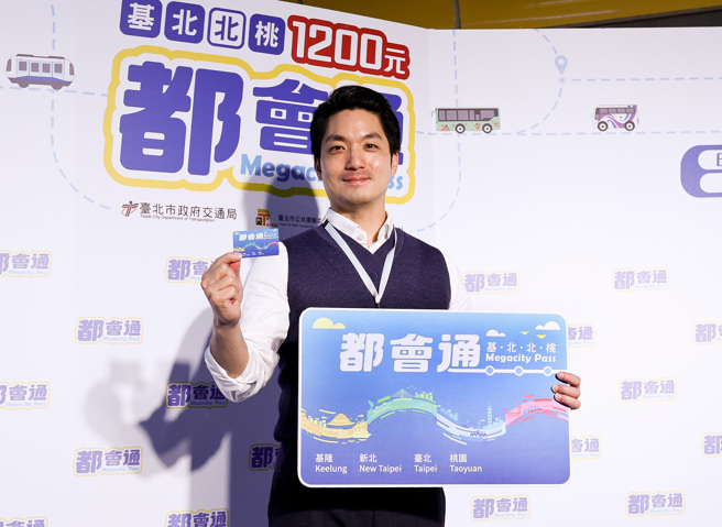 基北北桃公共運輸定期票都會通15日開放預購，台北市長蔣萬安（見圖）現身捷運市政府站與民眾互動，呼籲民眾可提前購買避開人潮。（陳俊吉攝）