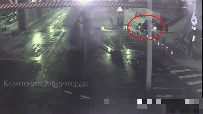 新北市五股38岁高姓男子今(15)日早上发现自己停在桥下的机车消失无踪，而且不只他自己的机车，连同那一排停车格上的机车都不见踪影，以为遇上机车大盗，吓得赶紧向警方报警。(黄敬文翻摄)