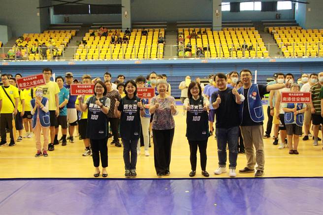 曙光盃三對三籃球賽今開打，立法委員王婉諭、台北市副市長林奕華都到場給予支持。（台北市康復之友協會提供／林周義台北傳真）