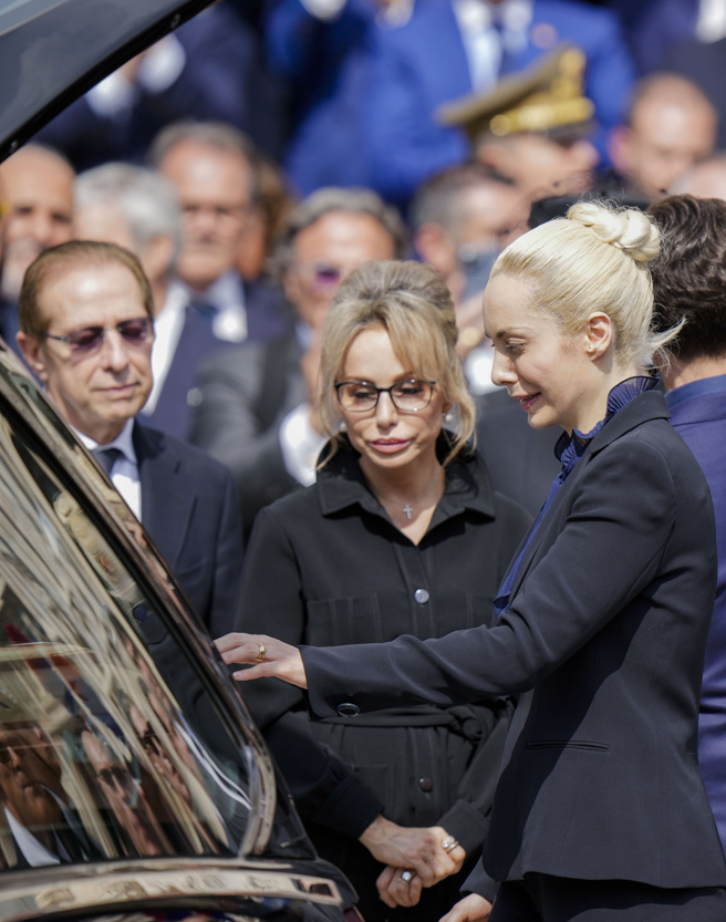 貝魯斯柯尼（Silvio Berlusconi）33歲女友法西納（Marta Fascina）(右邊金髮伸手者)。(圖/美聯社)
