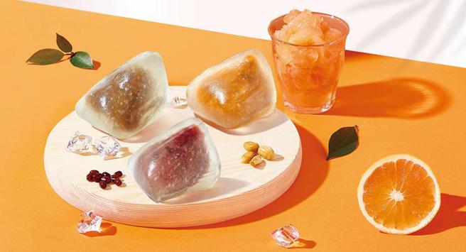 抢端午商机，争鲜餐饮集团应景推出三款「藏心甜冰粽」。（图／争鲜集团提供）