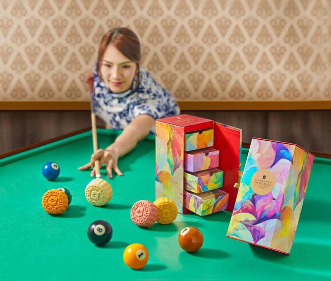 台南远东香格里拉抢攻秋礼商机，首波推出「靓月」经典礼盒，内含四款桃山月饼；豪华款广式月饼及奶皇月饼将于六月下旬上市。（图／台南远东香格里拉提供）