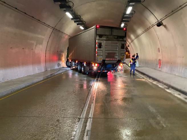 自撞畫面曝光後，網友笑稱「穿牆術嗎？」、還是哈利波特裡的「九又四分之三隧道」。（宜蘭縣警察局蘇澳分局提供／吳佩蓉宜蘭傳真）