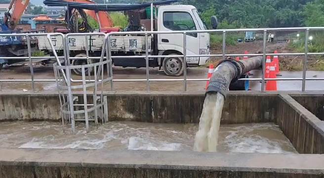 关西净水场因临时取水口坍方，台水公司紧急抢修，目前已恢復供水。（台水公司提供／邱立雅竹县传真）