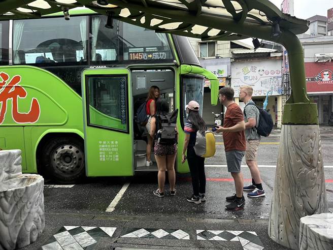 时代力量花莲党部今到公车中华路站视察智慧站牌，发现站牌显示的资讯混乱不清，以致外国乘客需特别上前询问司机班次资讯。（罗亦晽摄）