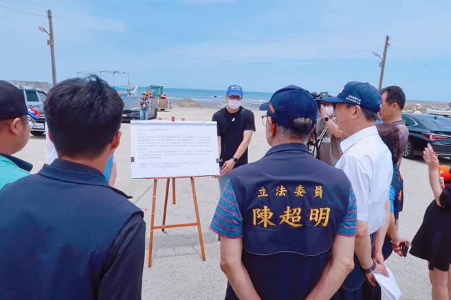 苗栗縣立委陳超明邀請農委會漁業署官員赴竹南鎮龍鳳漁港等處複勘。（陳超明辦公室提供／謝明俊苗栗傳真）