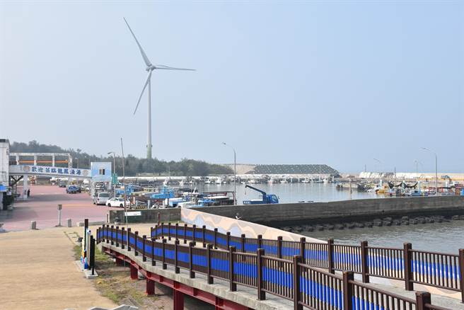 苗栗縣立委陳超明邀請農委會漁業署官員赴竹南鎮龍鳳漁港等處複勘竹南鎮龍鳳漁港南堤浮動碼頭工程。（謝明俊攝）