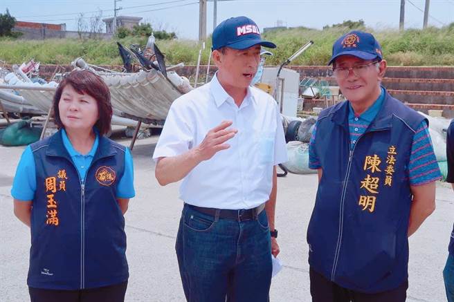 苗栗縣立委陳超明邀請農委會漁業署官員赴通霄鎮通霄漁港複勘。（陳超明辦公室提供／謝明俊苗栗傳真）