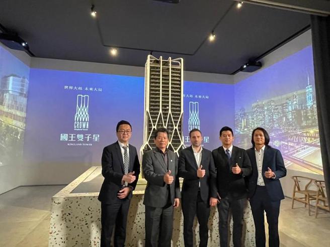 国门台北双子星「摇滚席第一排」登场！上柜建商富裔最新力作「国王双子星」，每坪开价将挑战160万元，今日董事长祝文定(左二)、西班牙on-a建筑师Eduardo Gutierrez(中)，及甲桂林广告总经理陈衍豪(左)，连袂同框。（图／蔡惠芳）