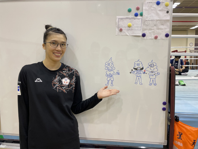 拳擊好手黃筱雯最新畫作「pupu man」將兩位教練神韻都有畫出來。（毛琬婷攝）