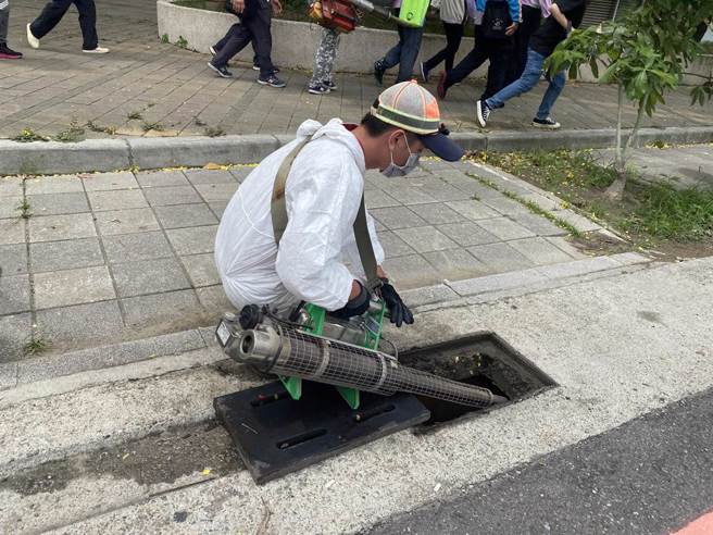台南市出现5起本土登革热病例，连日来都在做化学防治。（曹婷婷摄）