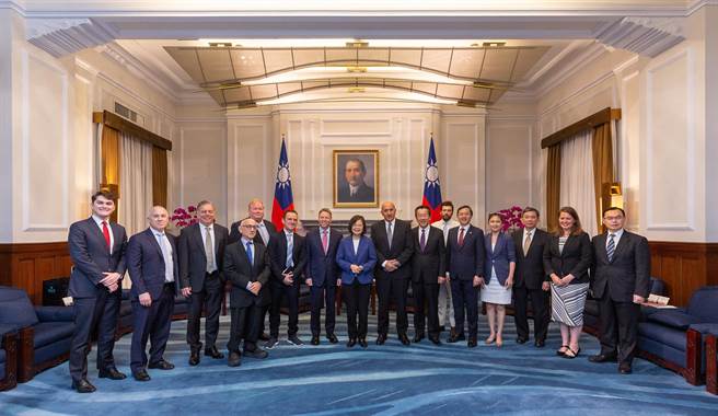 总统蔡英文15日在总统府接见美国前副国家安全顾问博明。（总统府提供）