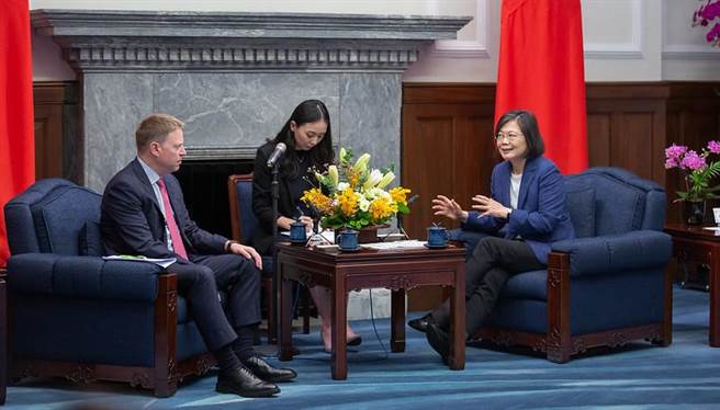 总统蔡英文15日在总统府接见美国前副国家安全顾问博明。（总统府提供）