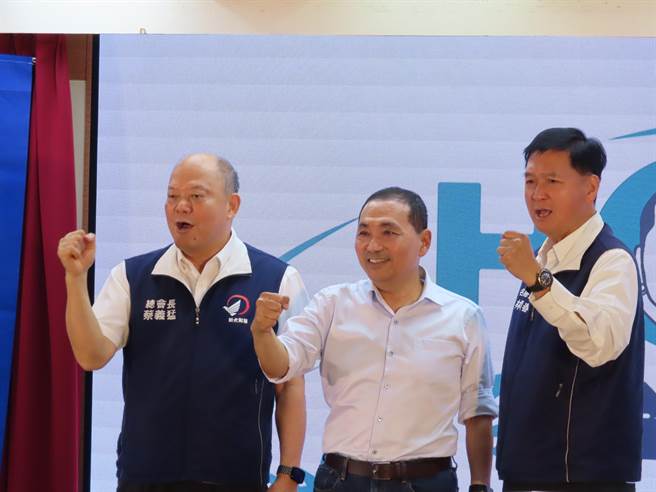 侯友宜提出调整最高年功俸、修正加班时数天花板。（叶德正摄）