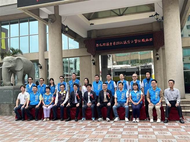 国民党籍彰化县议员第三选区当选人施嘉华（前排右5），因涉及贿选遭关押近5个月，今年4月无保释回重获自由，才到议会补宣誓就职没多久而已。（本报资料照片）