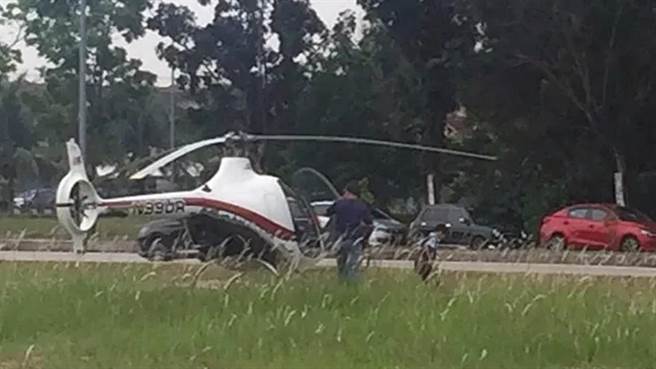 附近居民指出，曾2次發現有直升機在這裡降落，並有一名孩子下機後直走到學校的後門，居民在直升機第2次降落時拍下影像。（翻攝自推特）