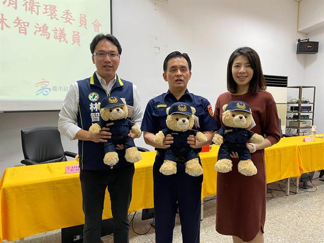 高市議員林智鴻15日與「高熊音樂」團長連振宇共同前往高市警鳳山分局慰勞基層員警，並贈送警察小熊、沐浴組、加菜金。（林智鴻提供／洪浩軒高雄傳真）
