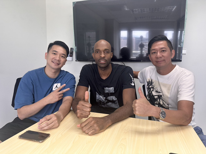 新北國王戴維斯（中）拜會中華籃協秘書長李雲翔（右）、副秘書長王志群（左）。（中華籃協提供）